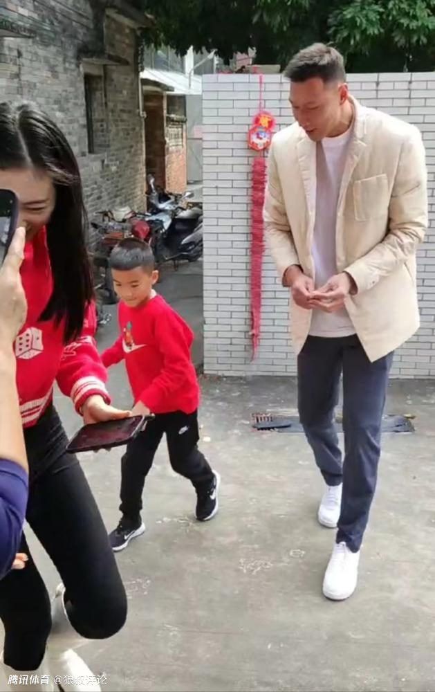 比赛焦点瞬间：第2分钟，凯塞多从身后踢倒戈登被出示黄牌警告。